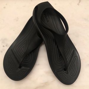 Crocs size 7w black comfy flip flops